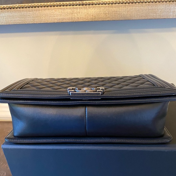 **SOLD** Chanel New Medium Boy Bag in Calfskin leather Ruthenium Hardware - Picture 7 of 15